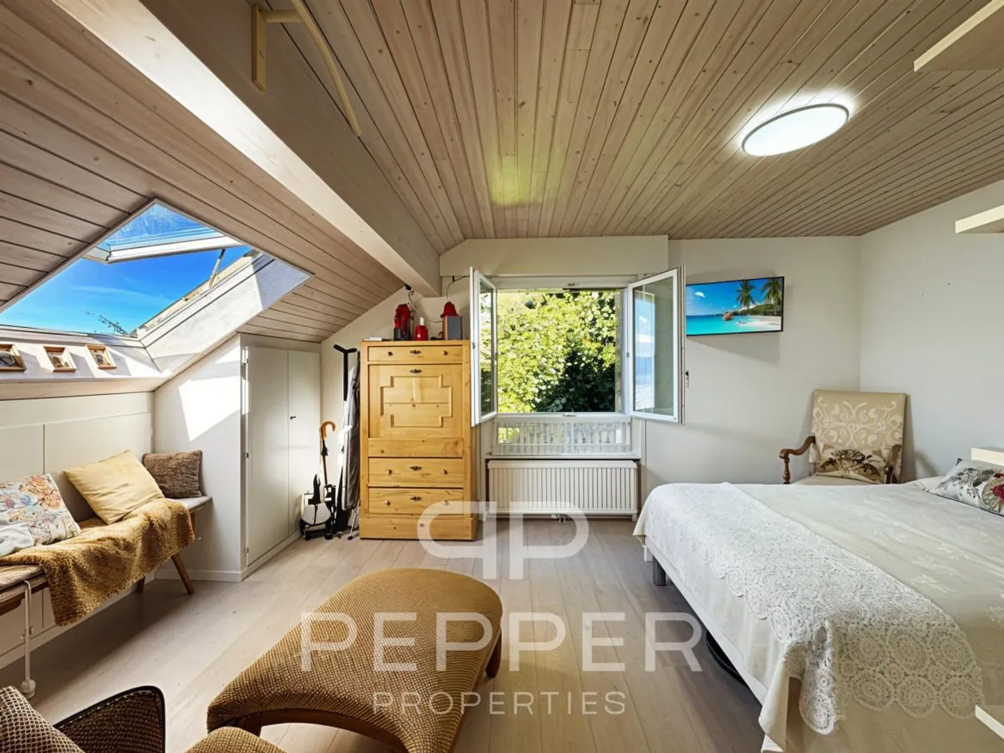 Duplex penthouse rare avec vue panoramique sur le lac Léman et les Alpes - Photo 12 sur 13