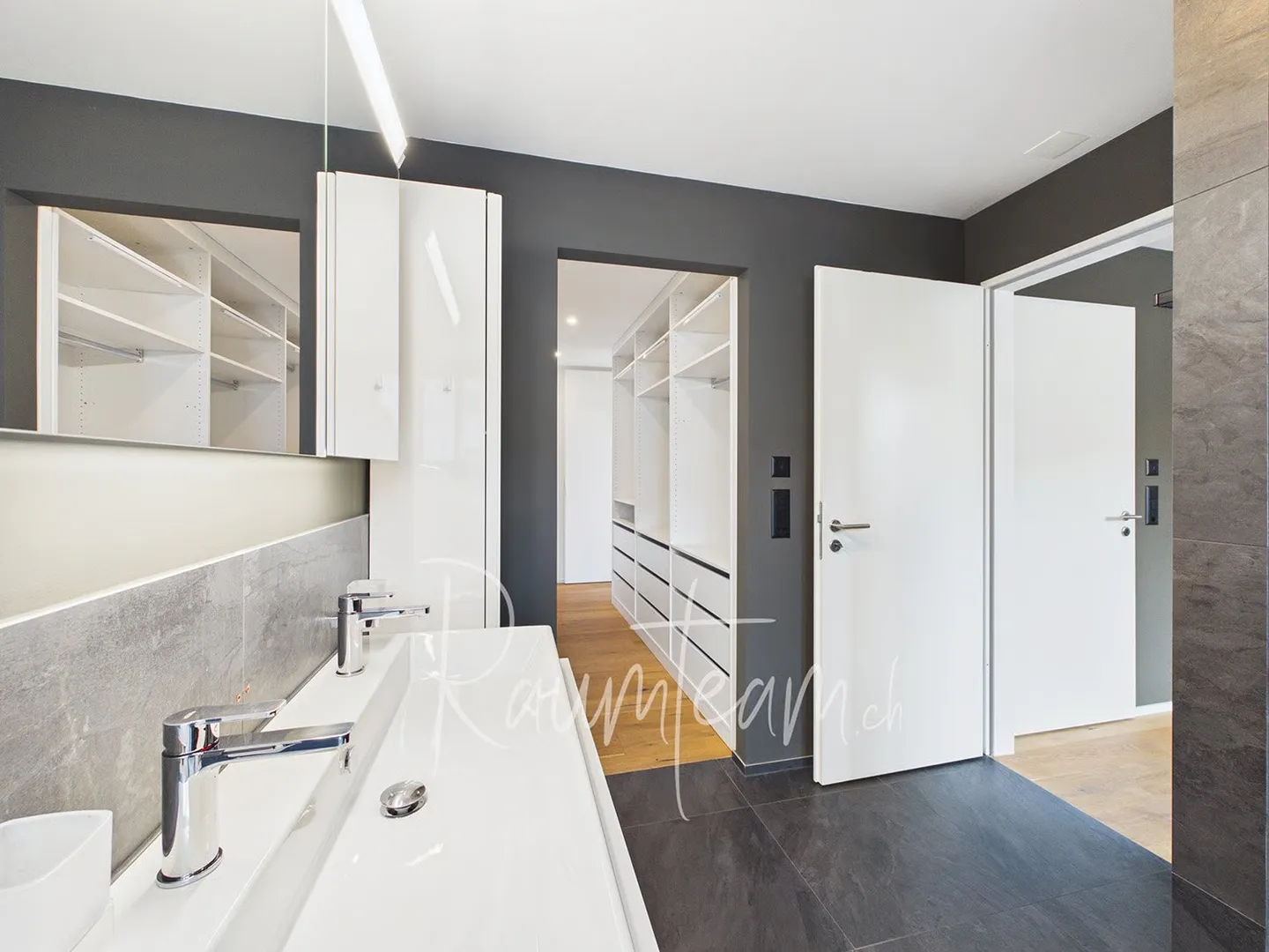 Stylish apartment with a panoramic view and top amenities - Photo 10 of 17