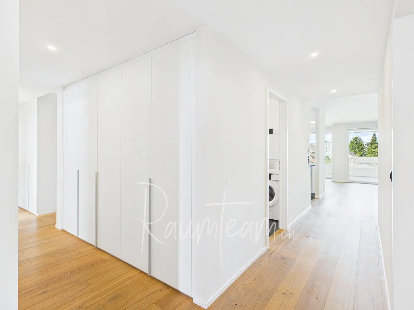 Stylish apartment with a panoramic view and top amenities - Photo 2 of 17