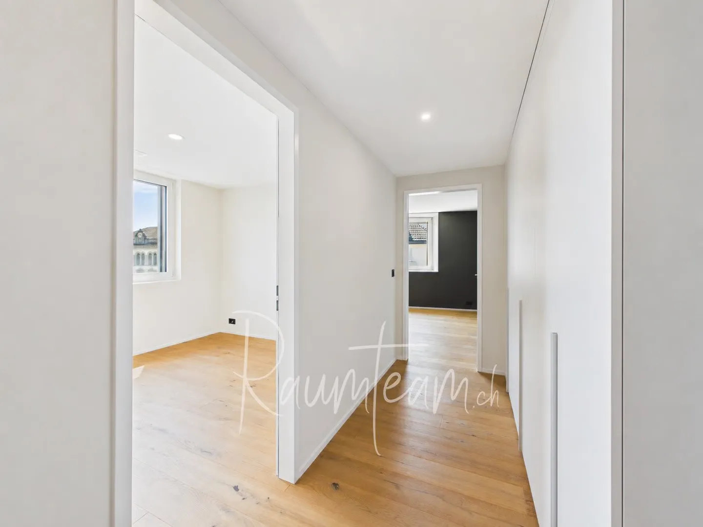Stylish apartment with a panoramic view and top amenities - Photo 4 of 17