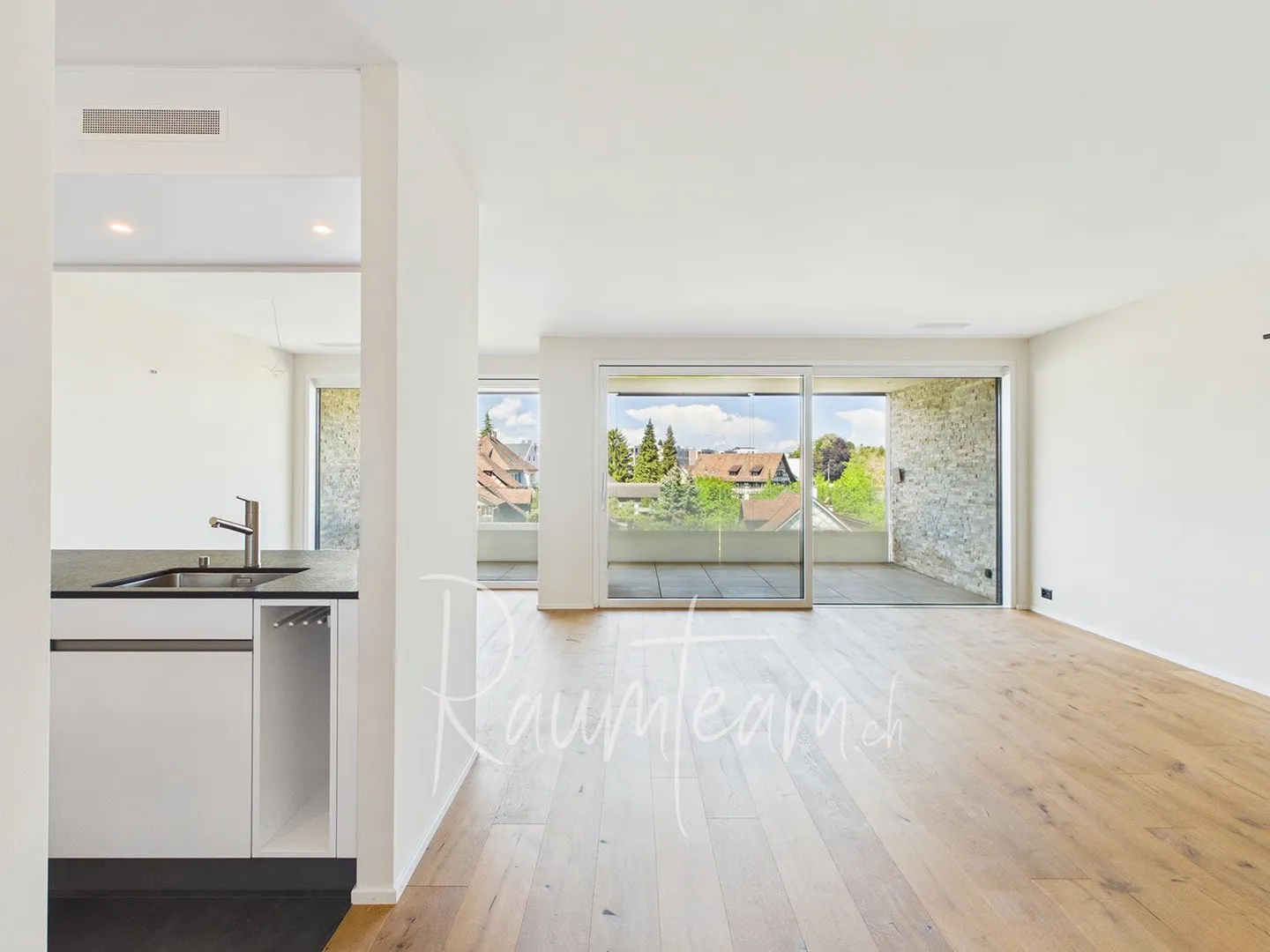 Stylish apartment with a panoramic view and top amenities - Photo 7 of 17