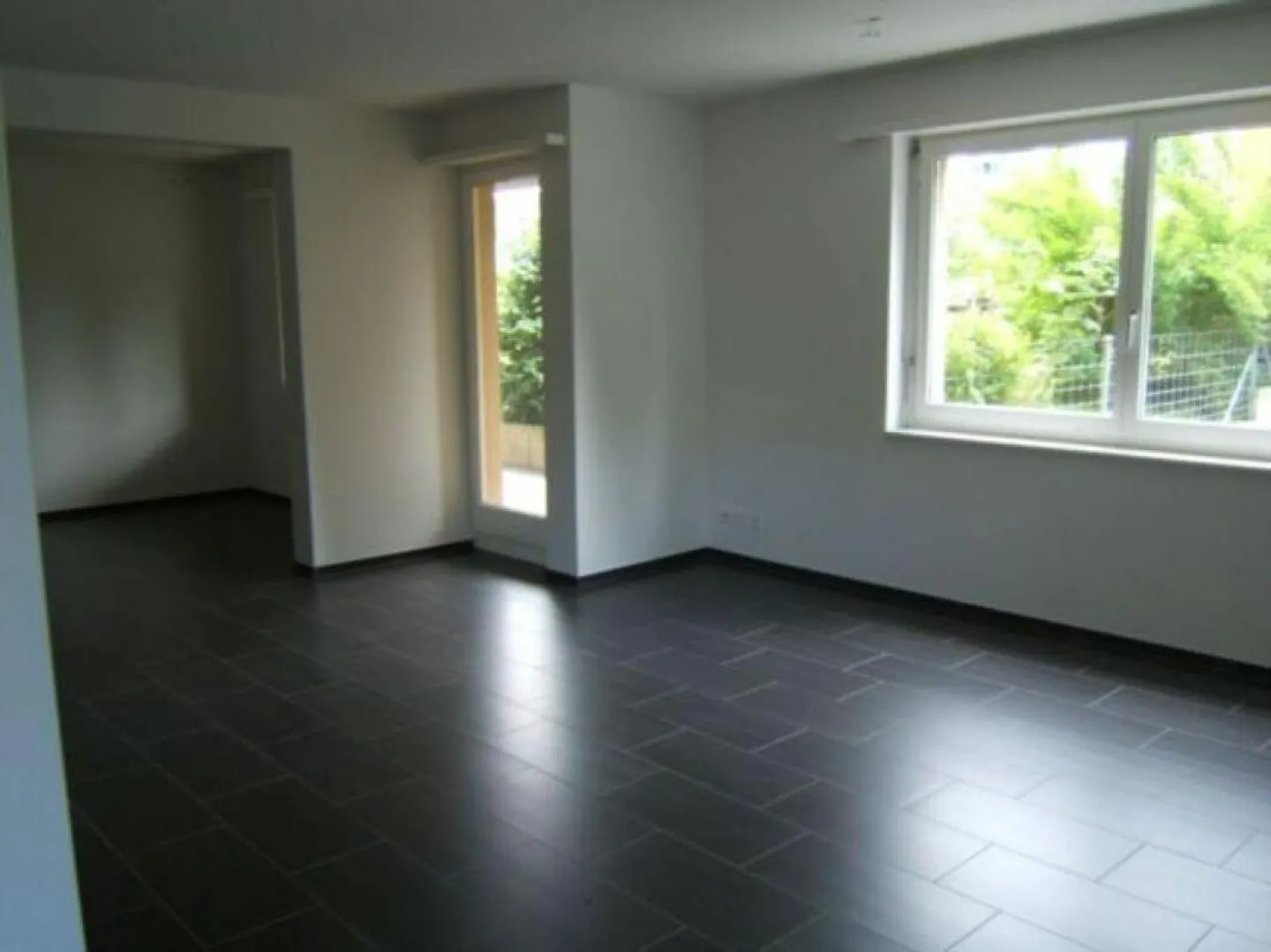 Spacious renovated apartment with patio in green surroundings - Photo 5 of 7