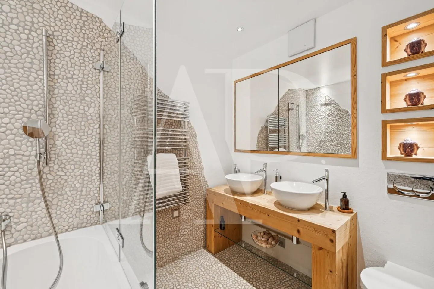 Exclusivité - Duplex alpin-chic d’exception  - Photo 19 sur 22