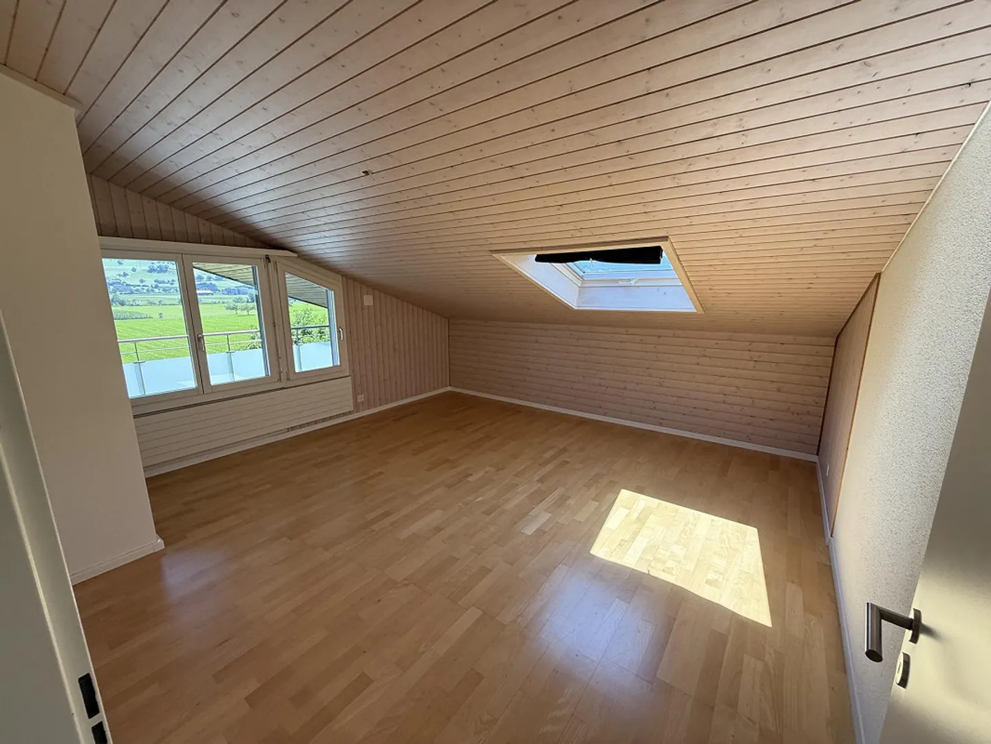 Geräumige Dachwohnung - Foto 3 von 8