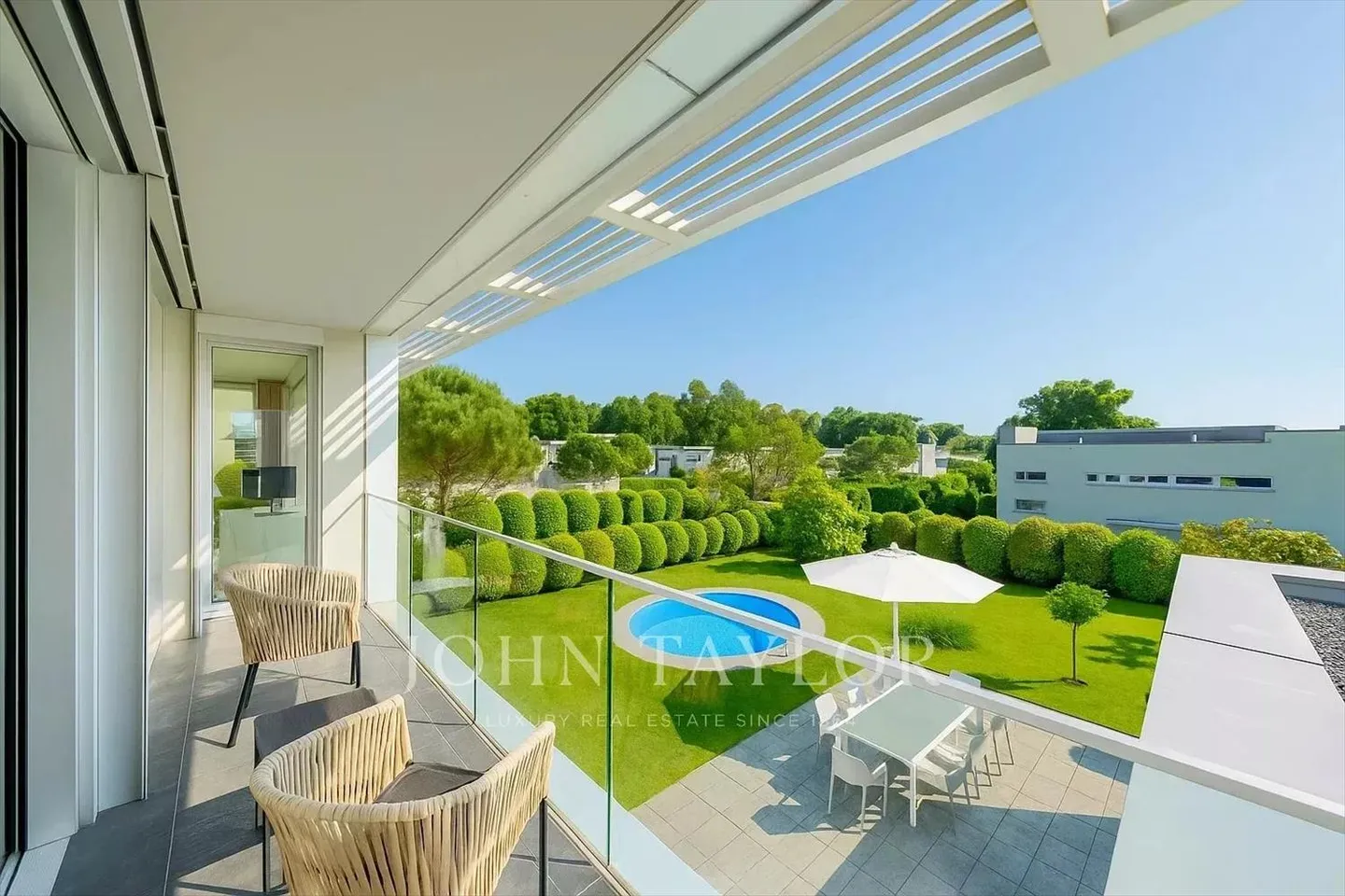 Wunderschöne moderne Villa in einem schönen Wohnviertel von Buchillon - Foto 2 von 12