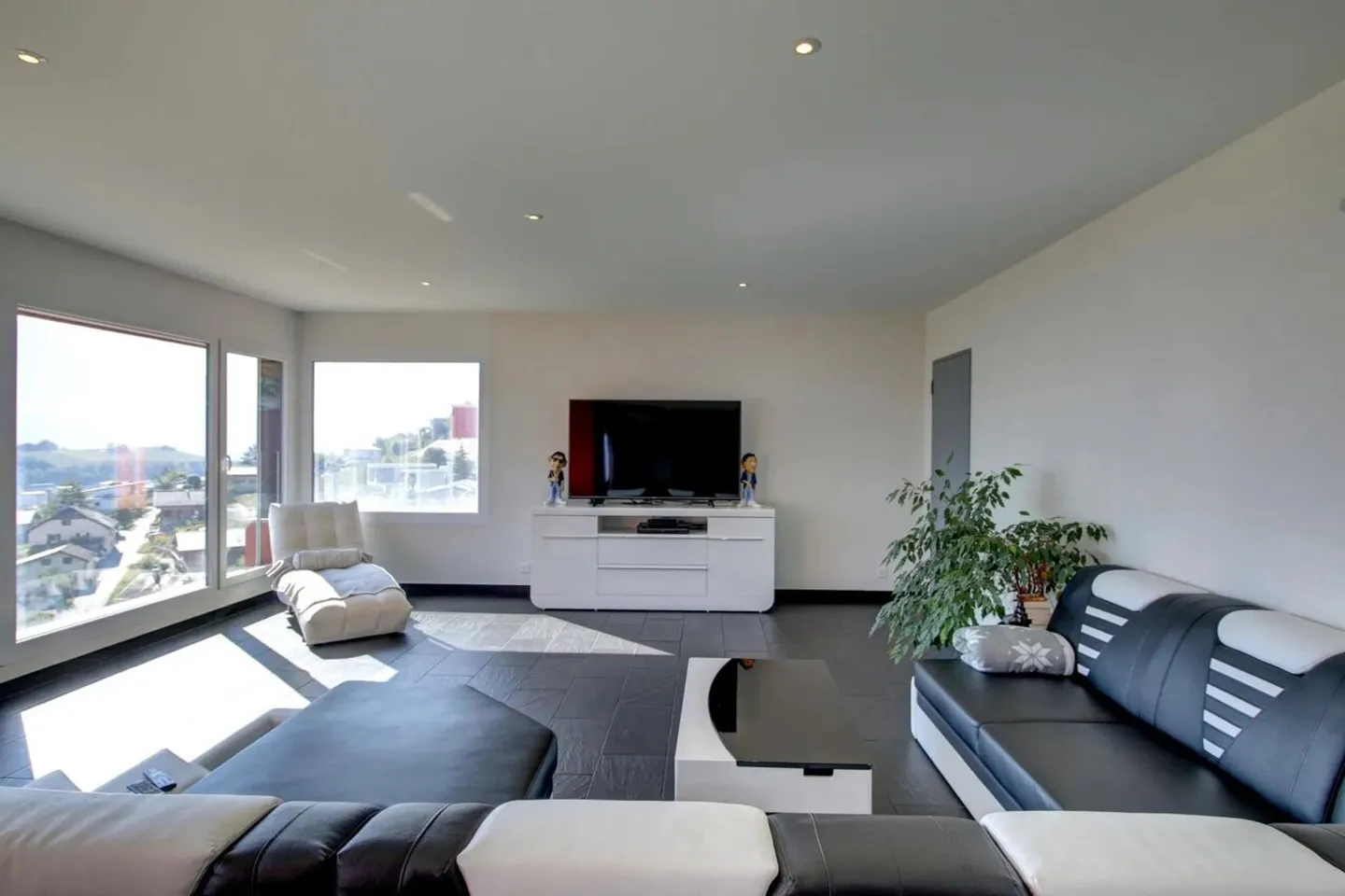 High-end penthouse with panoramic view - Photo 1 of 13