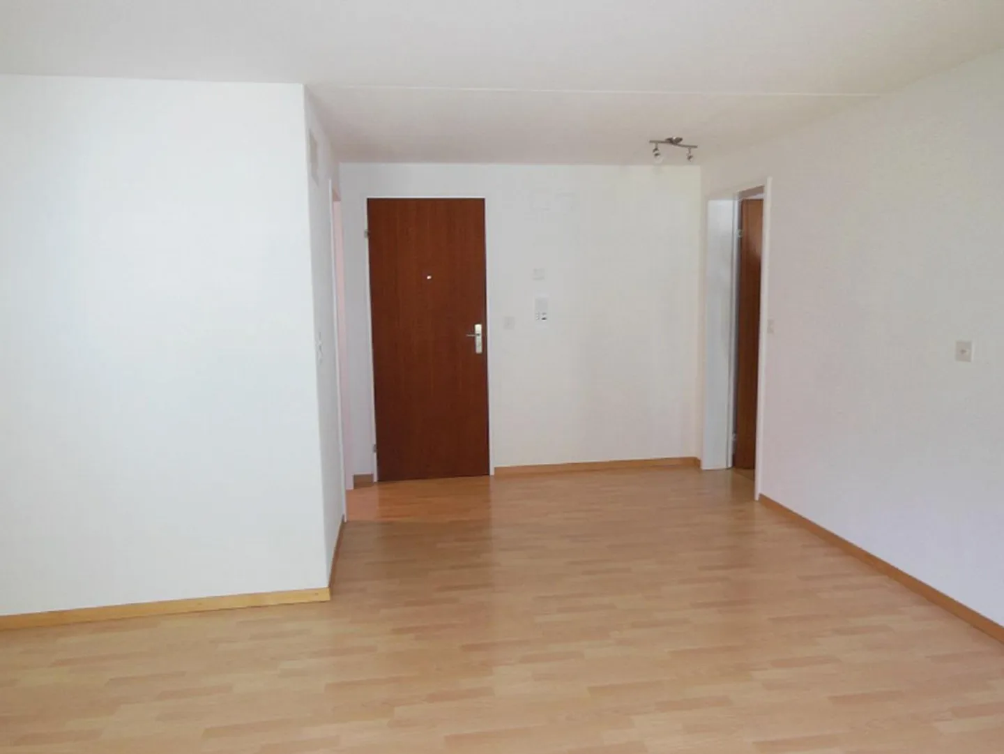 Bright 2-room apartment in a central location - Photo 2 of 9