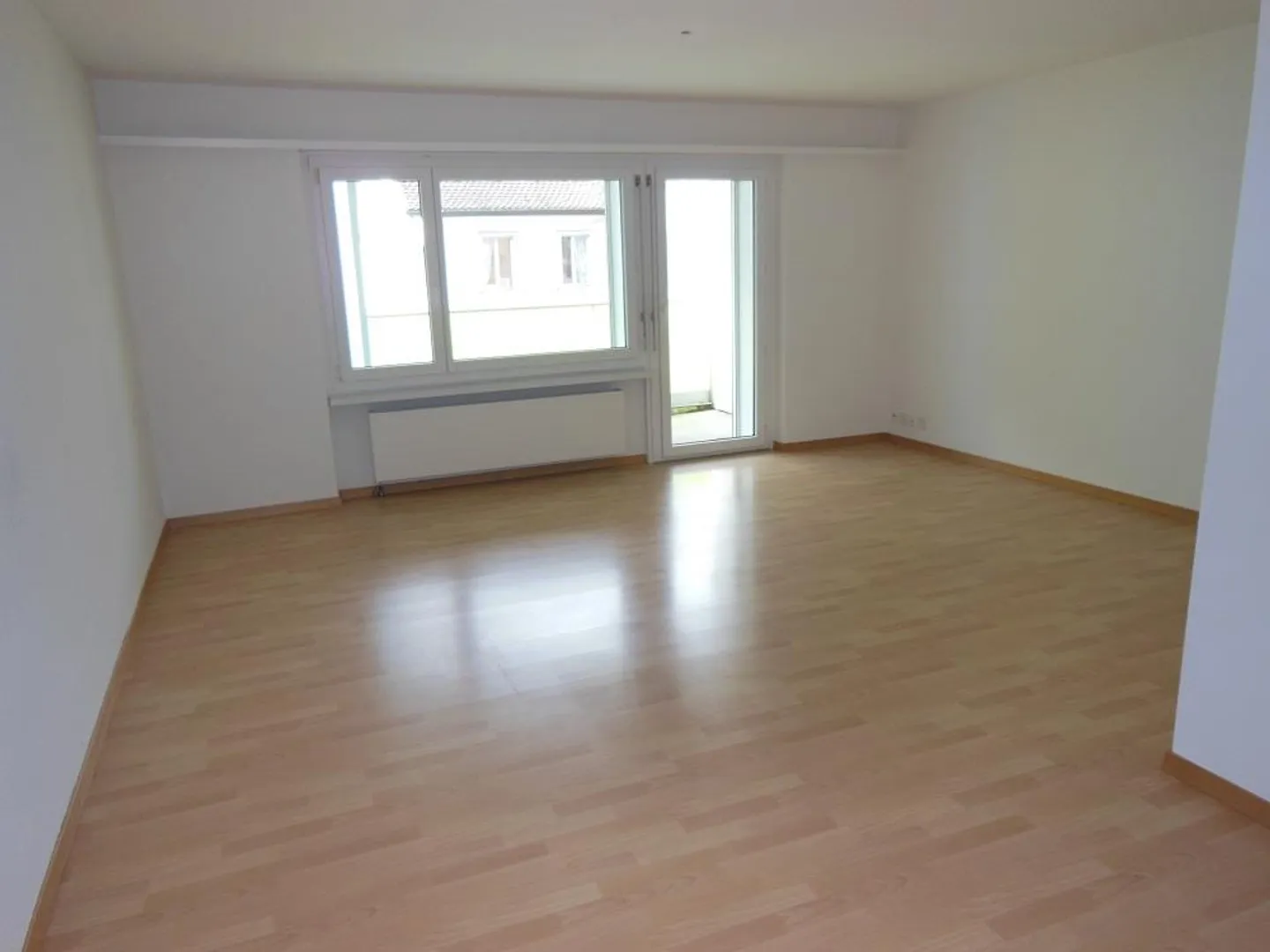 Bright 2-room apartment in a central location - Photo 3 of 9