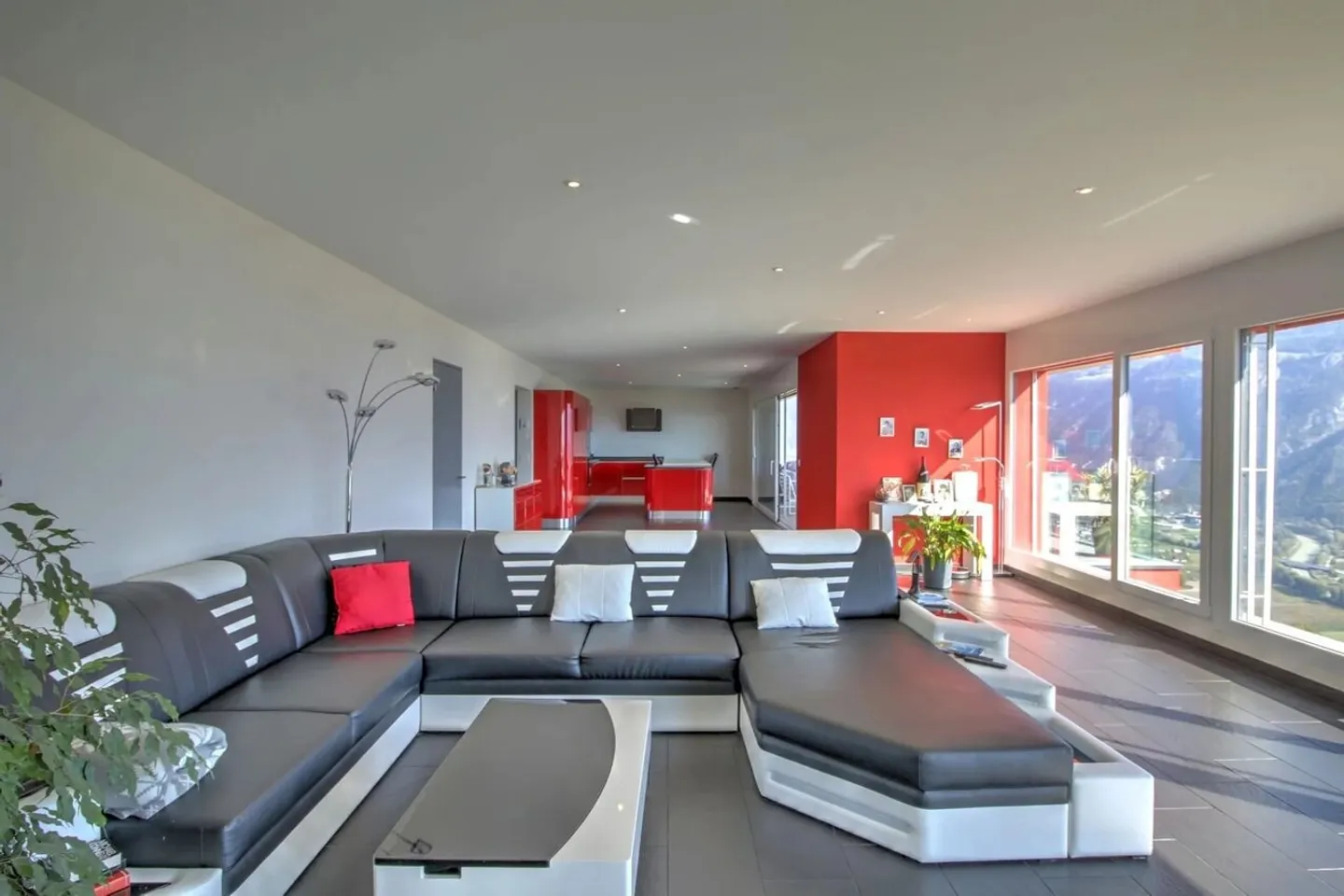 High-end penthouse with panoramic view - Photo 2 of 13