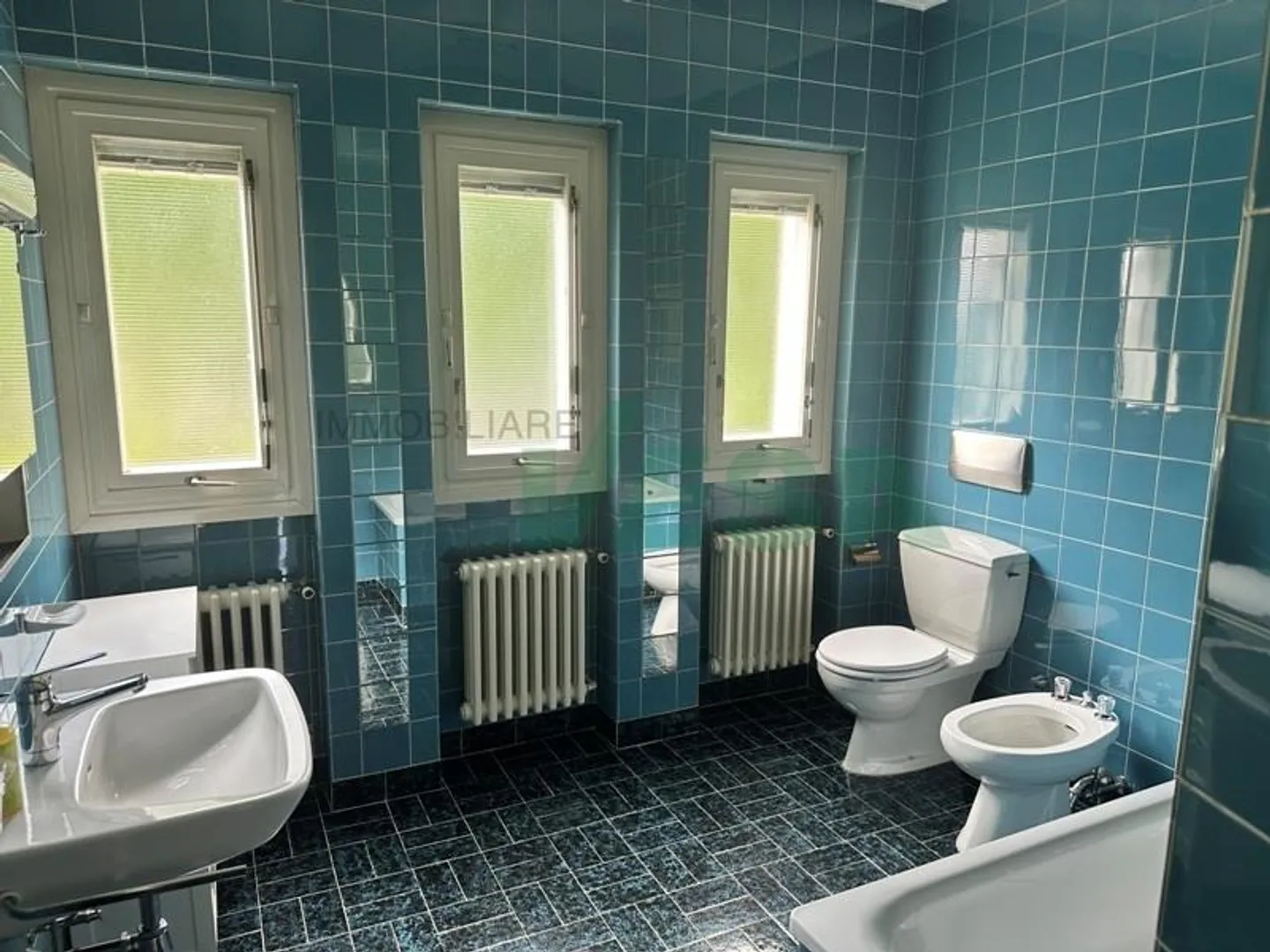 Charmante Villa mit harmonischen und modernen Linien, eingebettet in die Weinberge - Foto 10 von 13