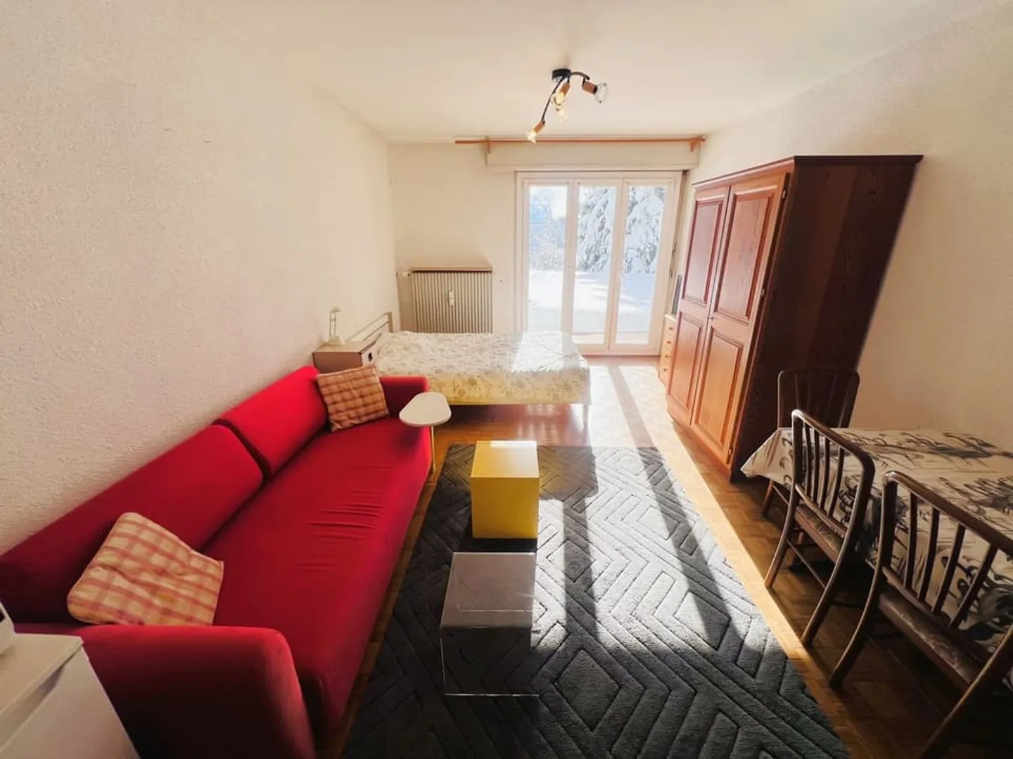 Bel monolocale parzialmente ristrutturato - Spazioso e luminoso - Luogo molto tranquillo - Bene - Foto 1 di 12