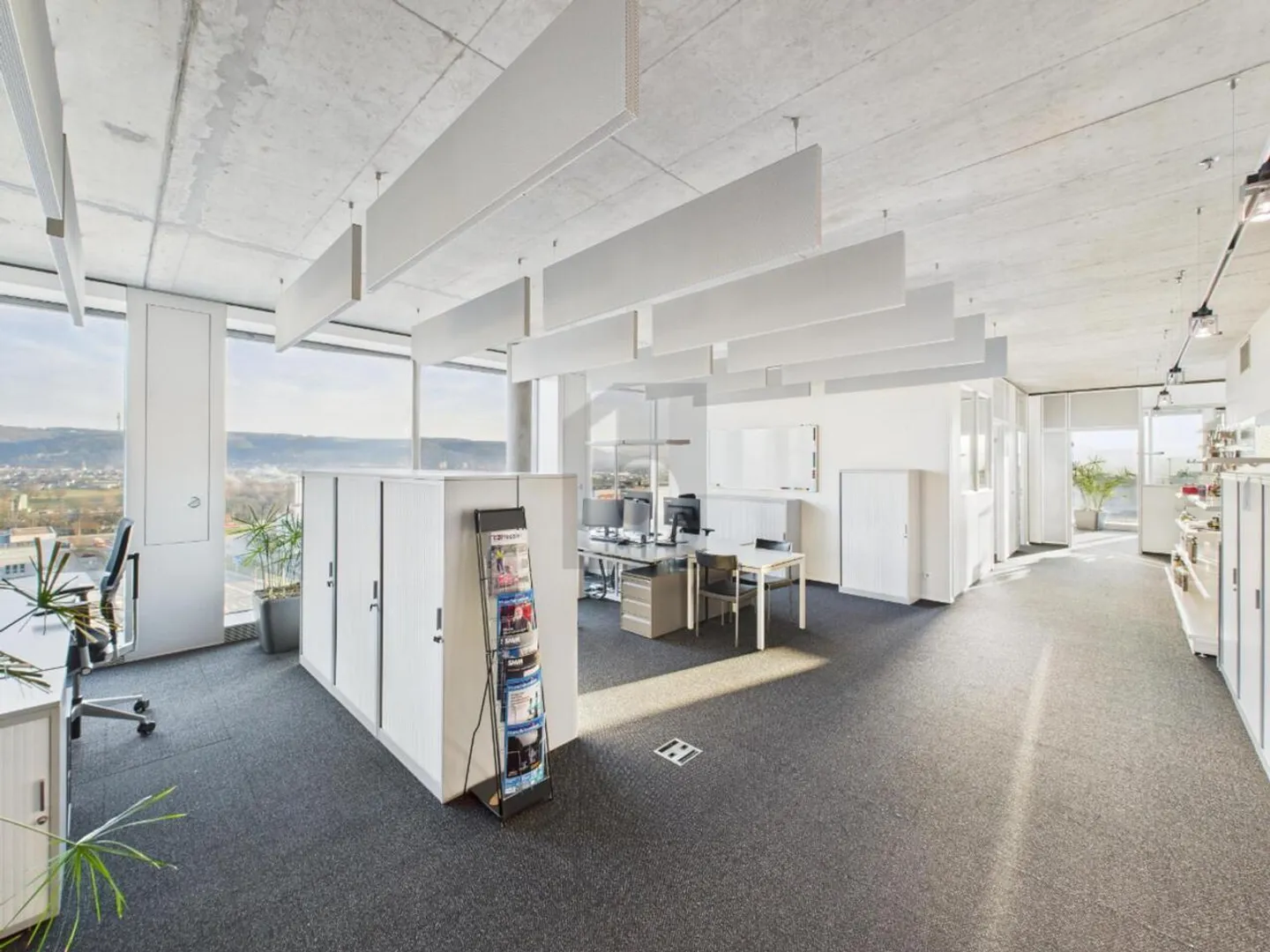 BAIGNÉ DE LUMIÈRE ET MODERNE AVEC BUREAUX INDIVIDUELS - Photo 2 sur 6