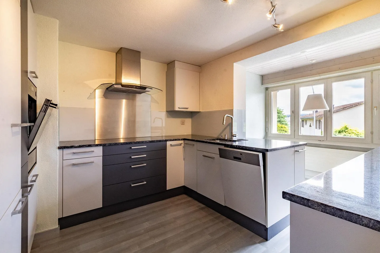 Ampio appartamento di 4½ stanze in una casa bifamiliare - Foto 2 di 19