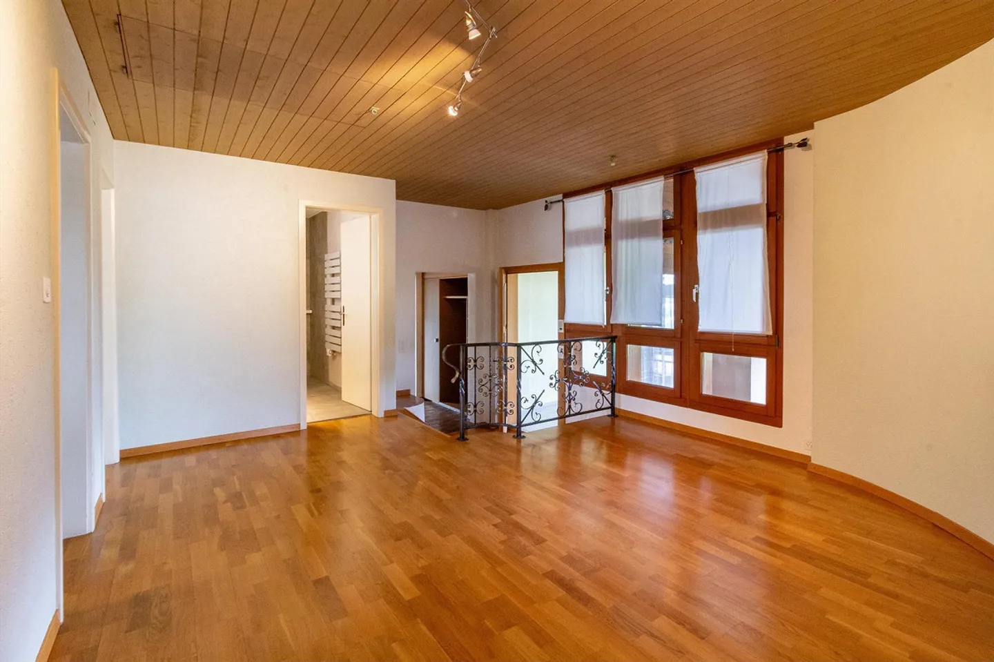 Ampio appartamento di 4½ stanze in una casa bifamiliare - Foto 6 di 19