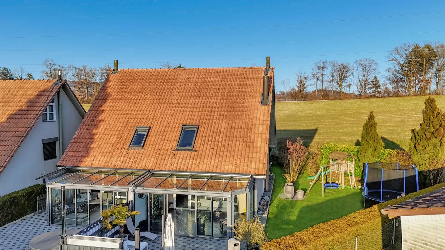 Sonnige Doppelhaushälfte mit Garten - Foto 1 von 13