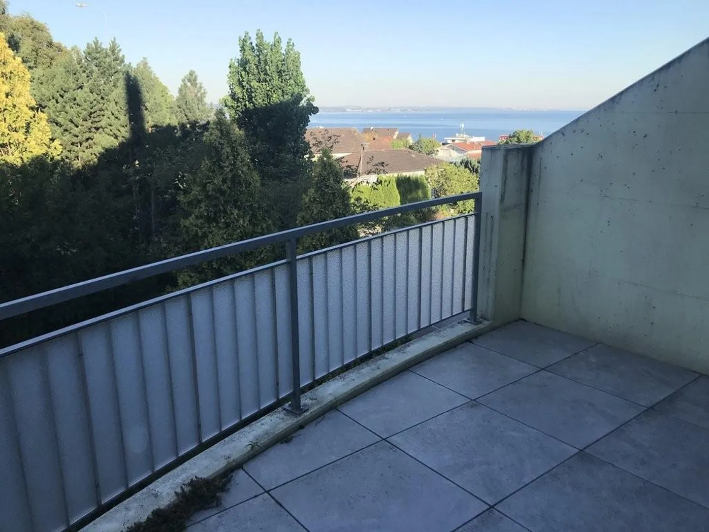 Bright and spacious apartment with lake view - Photo 10 of 12