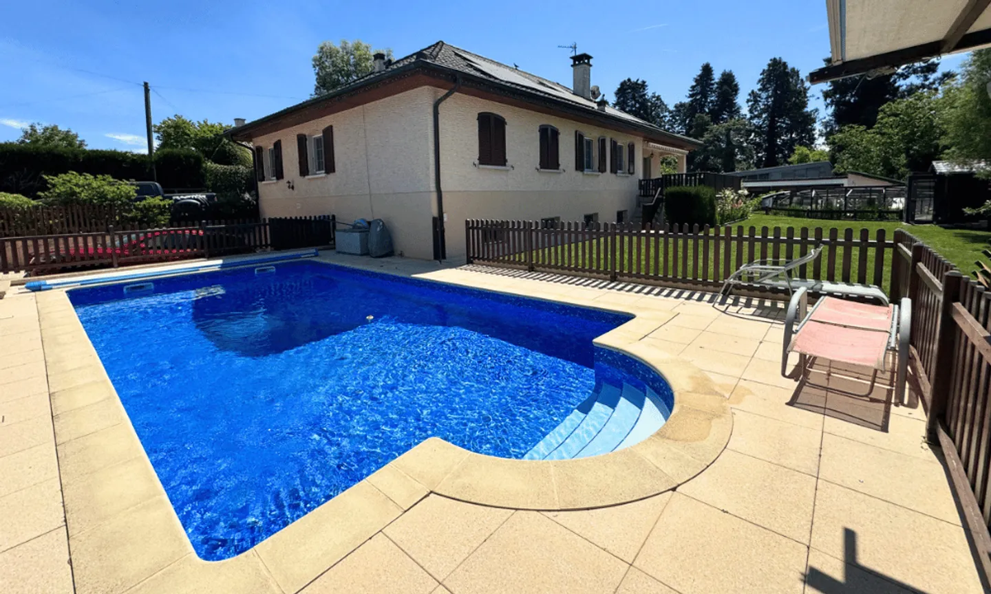 Villa with 8 rooms in occupied viager without rent – Pool and garden – Vernier (GE) - Photo 1 of 10