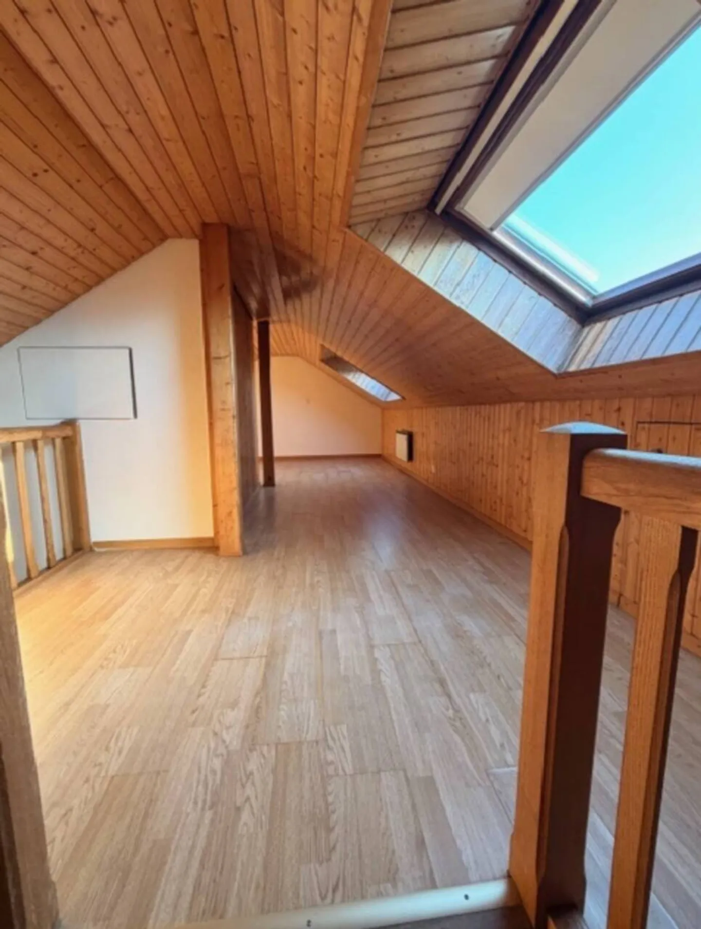 3,5-Zimmer-Wohnung Schönes Dachgeschoss im 5. Stock - Foto 2 von 4