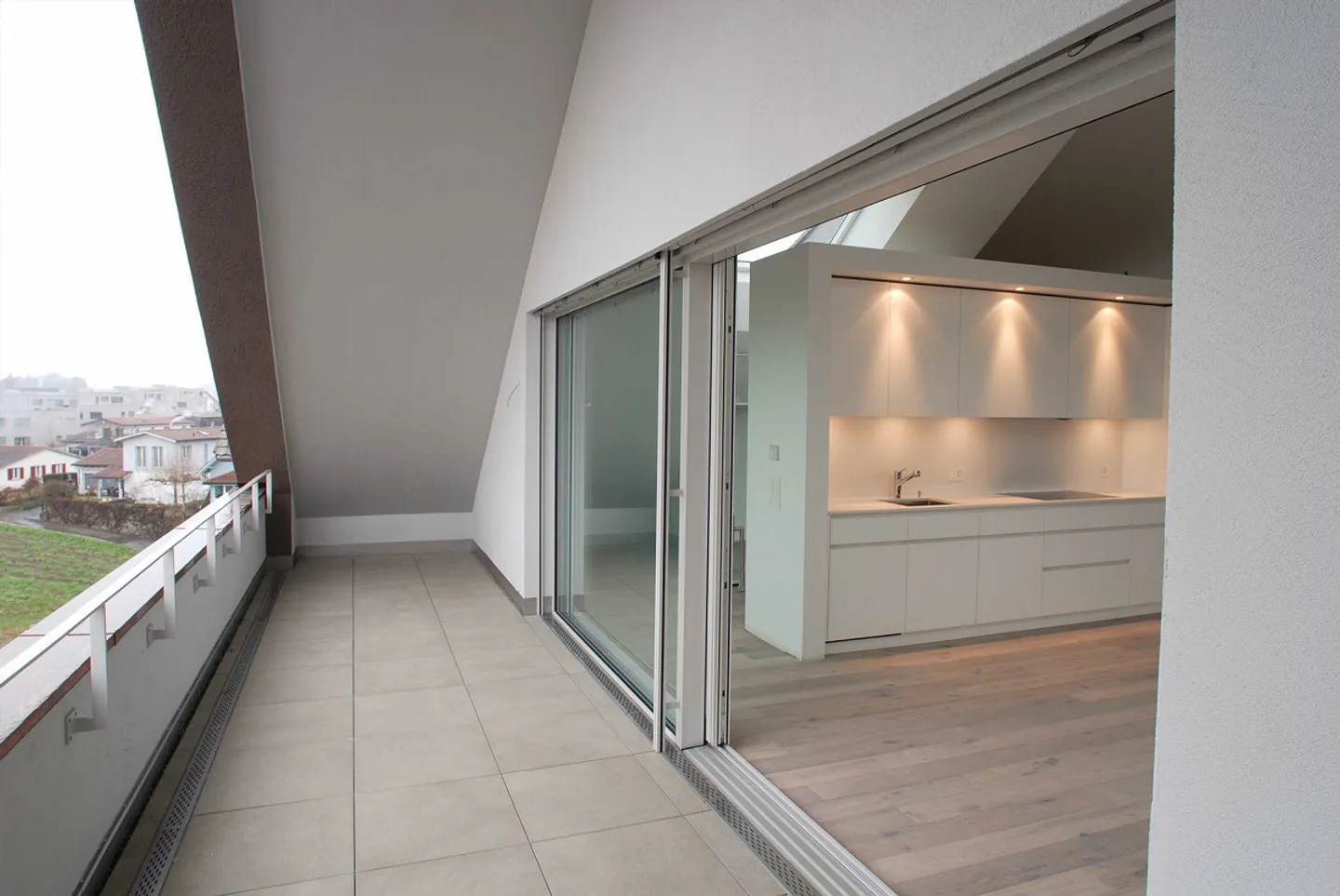 Grosse, moderne 2.5-Zimmer-DG Loft in der Kernzone von Steinhausen - Foto 2 von 14