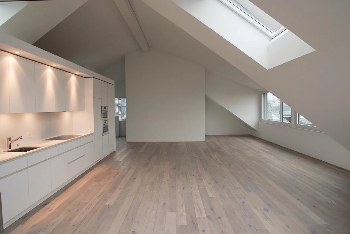 Grosse, moderne 2.5-Zimmer-DG Loft in der Kernzone von Steinhausen - Foto 3 von 14