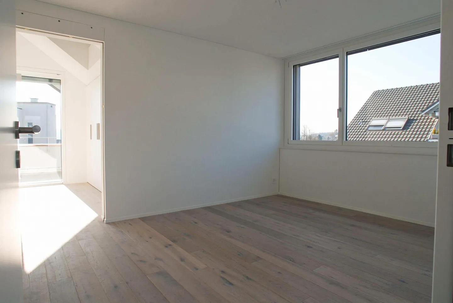 Grosse, moderne 2.5-Zimmer-DG Loft in der Kernzone von Steinhausen - Foto 5 von 14