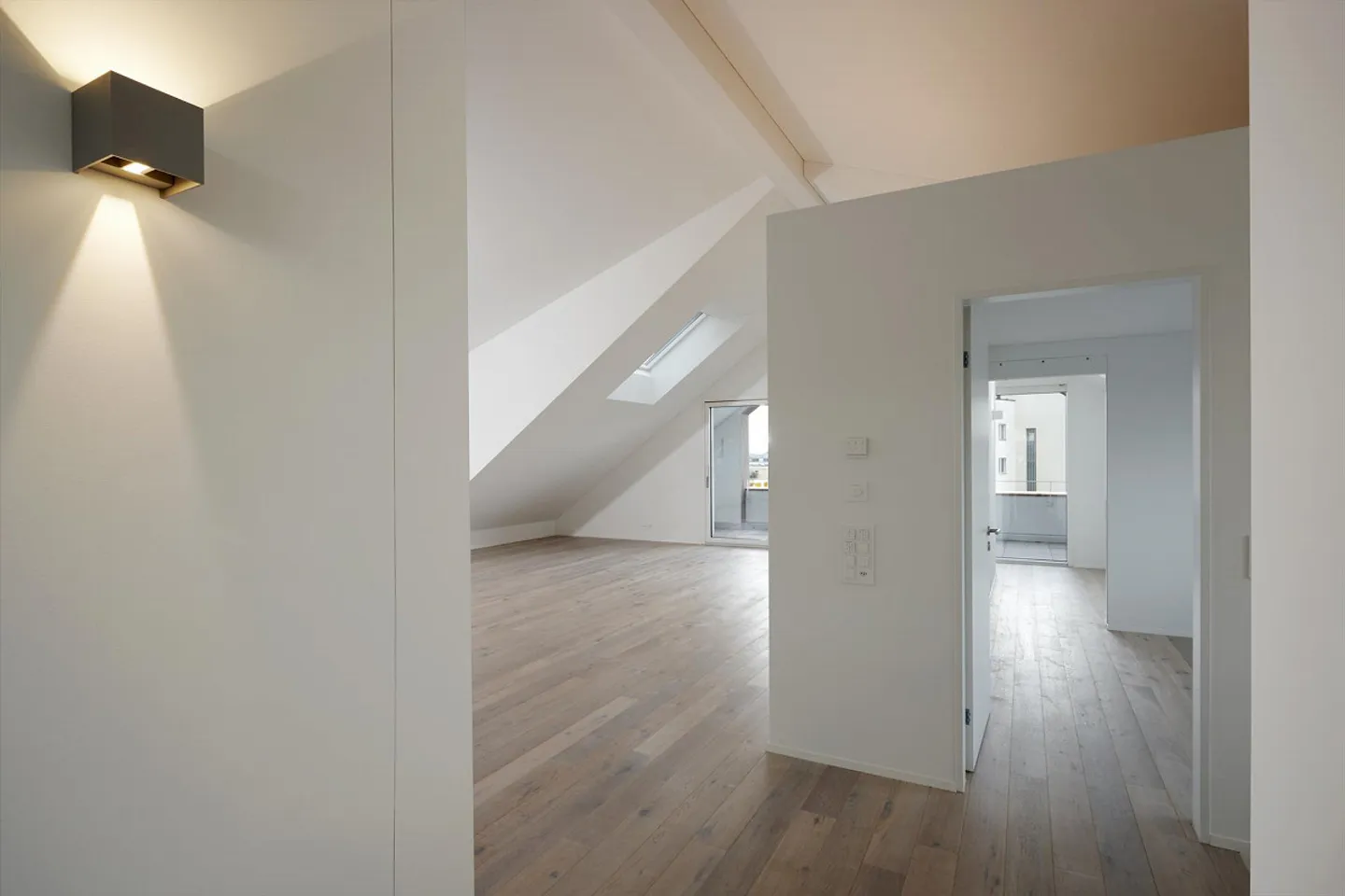 Grosse, moderne 2.5-Zimmer-DG Loft in der Kernzone von Steinhausen - Foto 8 von 14