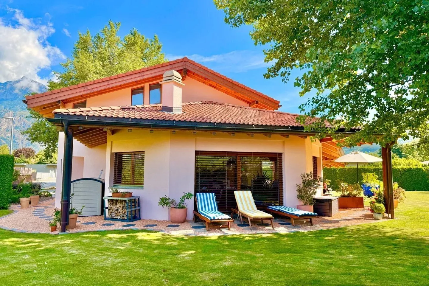 Charmante Villa mit Garten - Foto 1 von 13