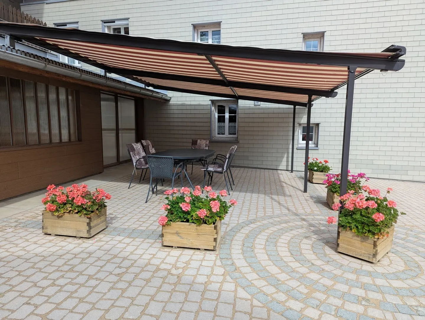 Renovated semi-detached house with building 6 studios income CHF 52,000.- - Photo 3 of 13