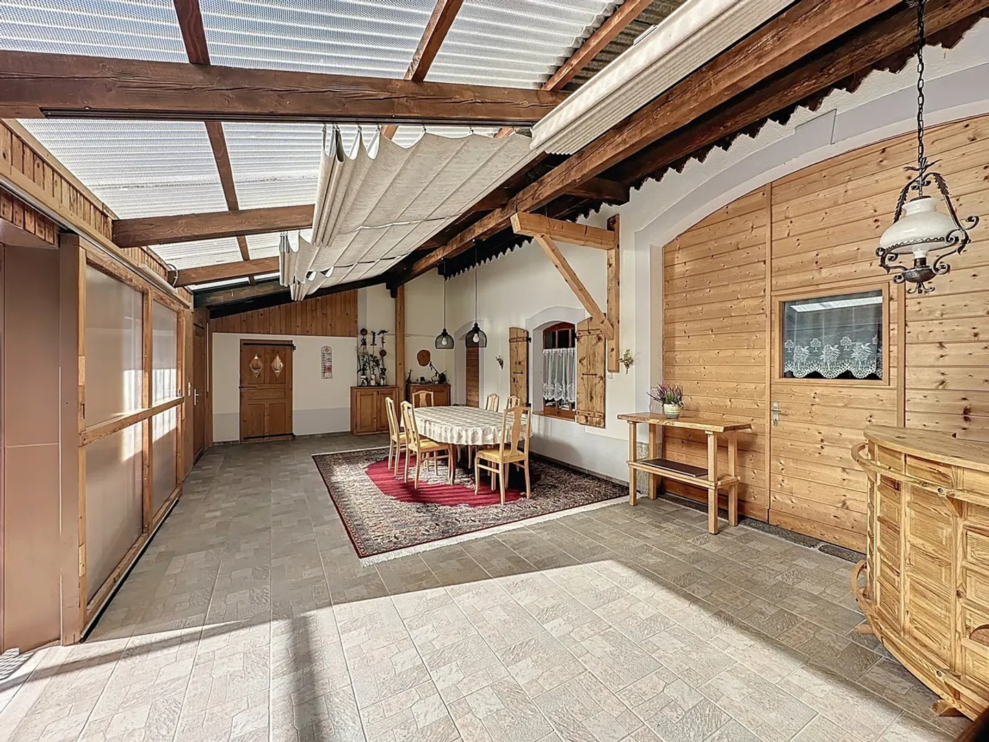 Renovated semi-detached house with building 6 studios income CHF 52,000.- - Photo 4 of 13