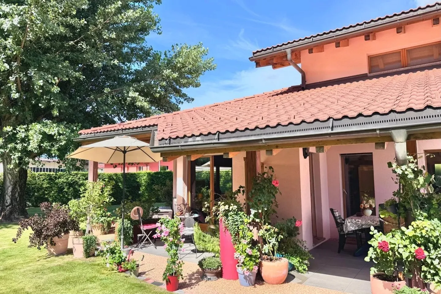 Charmante Villa mit Garten - Foto 12 von 13