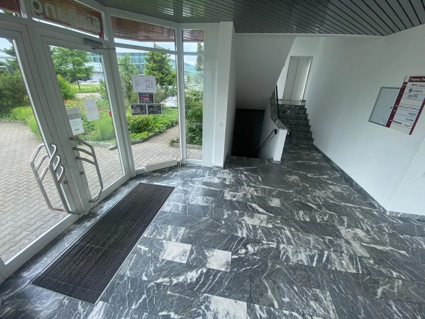 Spacious and freshly renovated office space in a central location in Weinfelden - Photo 2 of 12