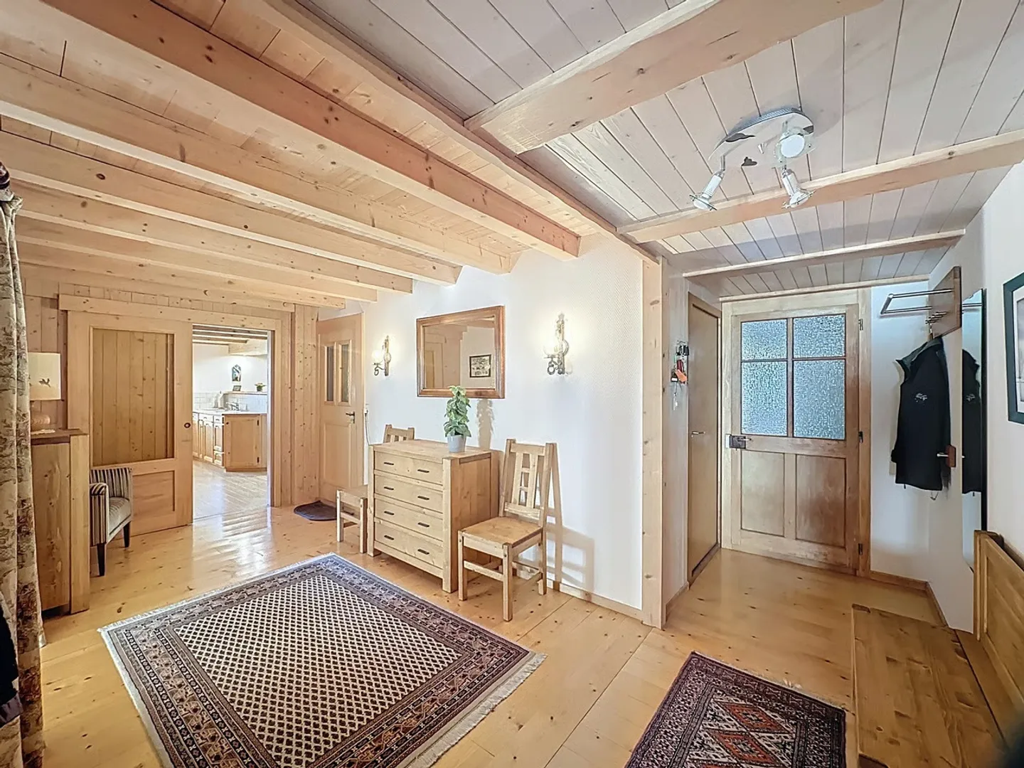 Renovated semi-detached house with building 6 studios income CHF 52,000.- - Photo 8 of 13