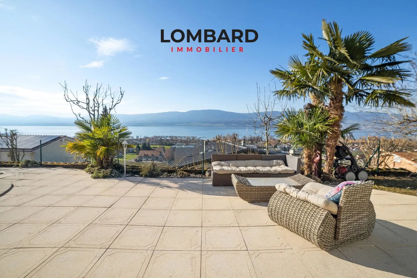 Magnificent property with panoramic views of the lake - Photo 1 of 8