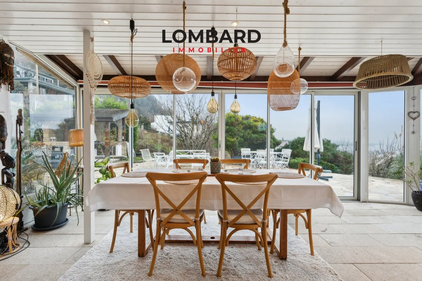 Magnificent property with panoramic views of the lake - Photo 4 of 8