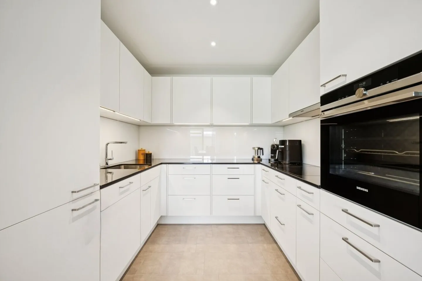 Modern apartment with a view of greenery - Photo 2 of 6