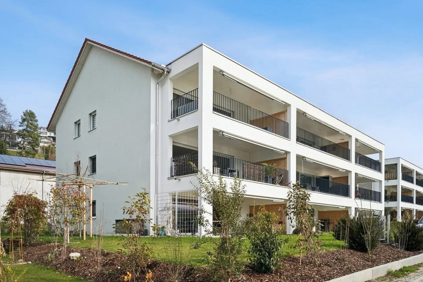 Modern apartment with a view of greenery - Photo 5 of 6