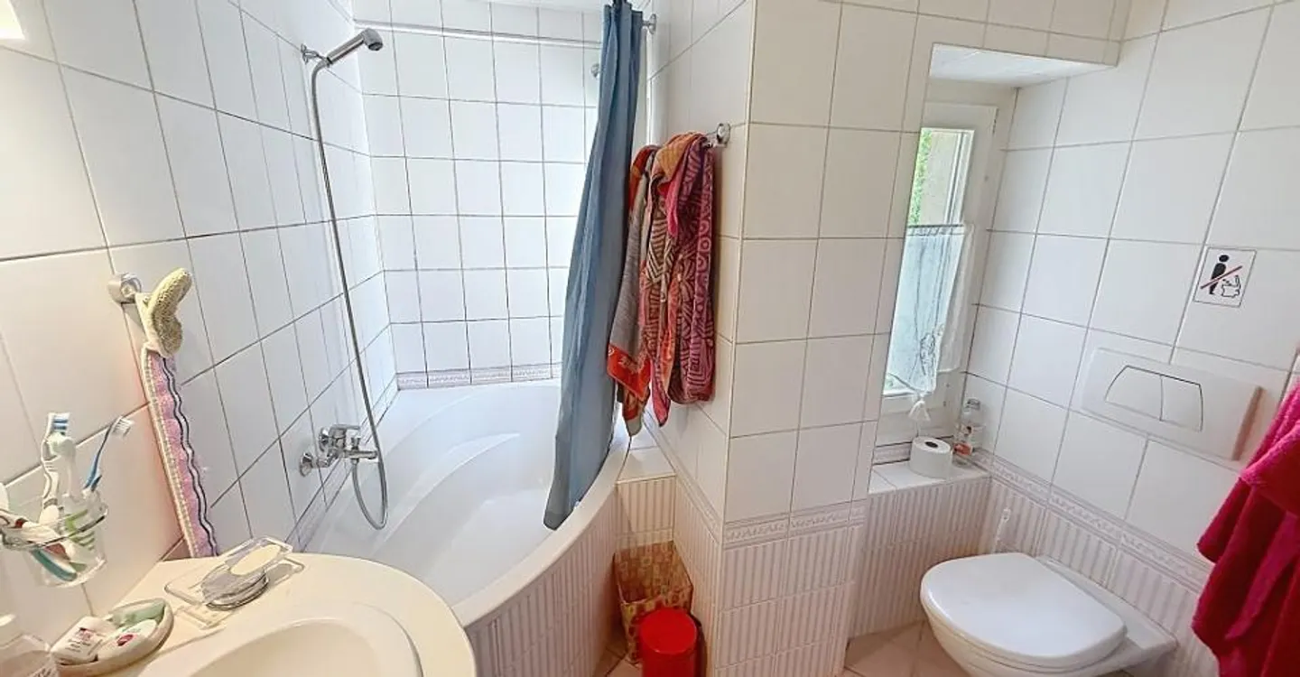 Appartement de charme avec une belle luminosité, centre ville! - Foto 4 von 7