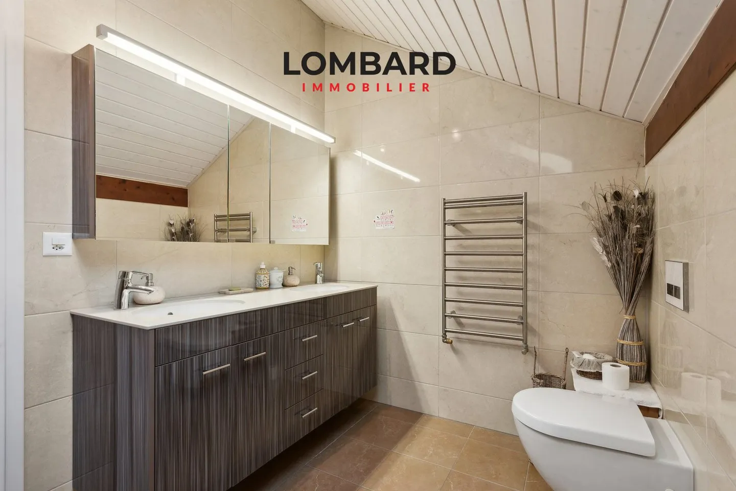 Magnificent property with panoramic views of the lake - Photo 7 of 8