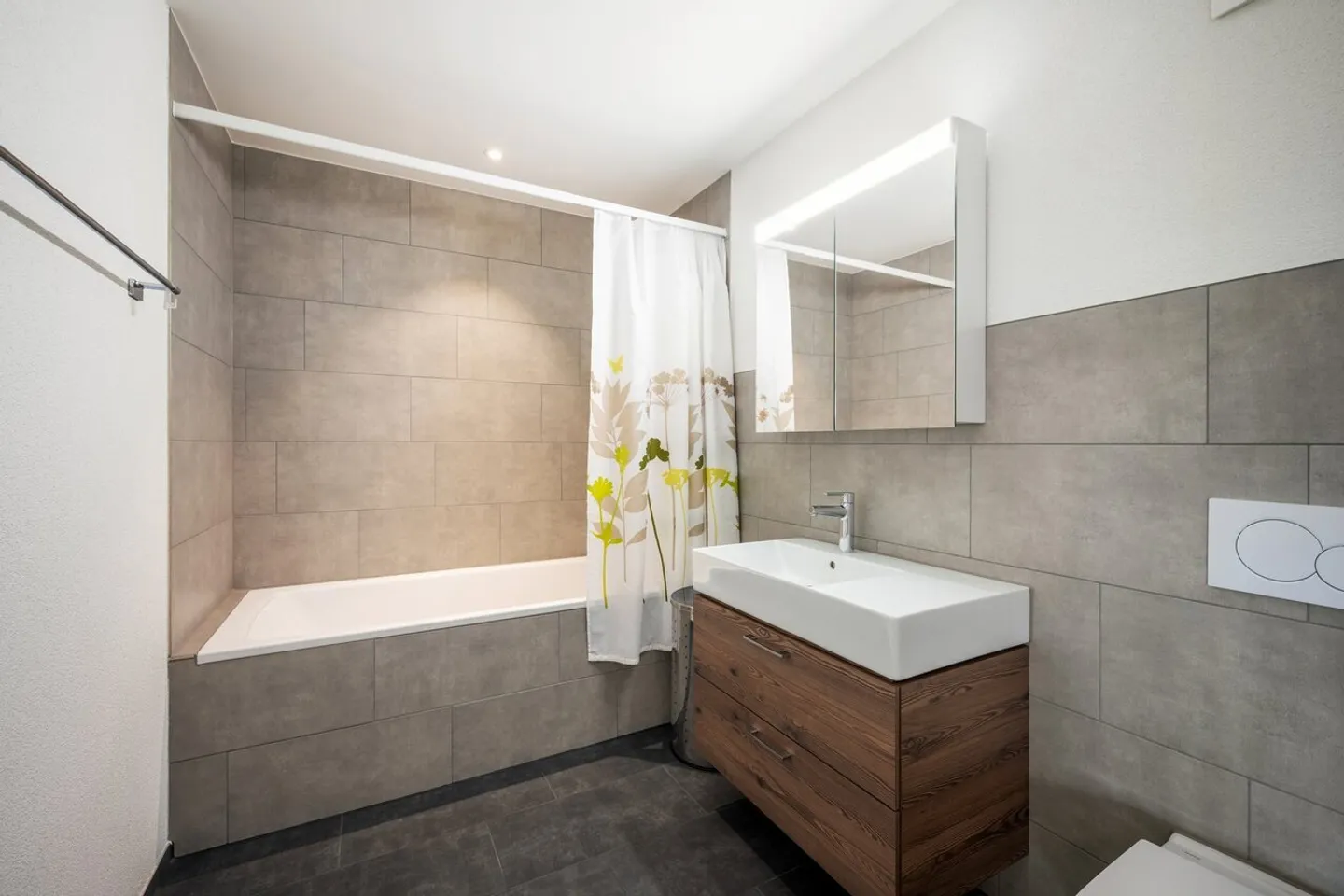 Modern apartment with a view of greenery - Photo 3 of 6