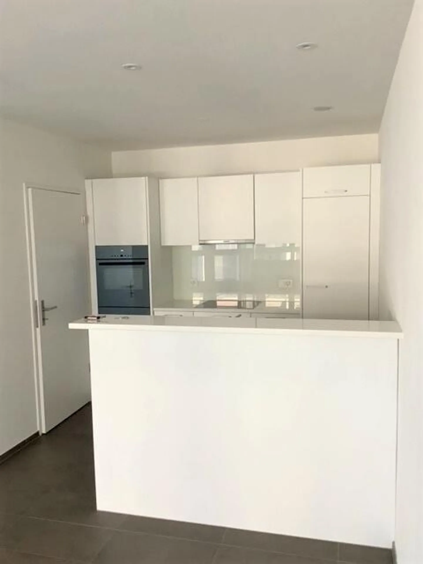 Centrally located 2.5-room apartment - Photo 2 of 5