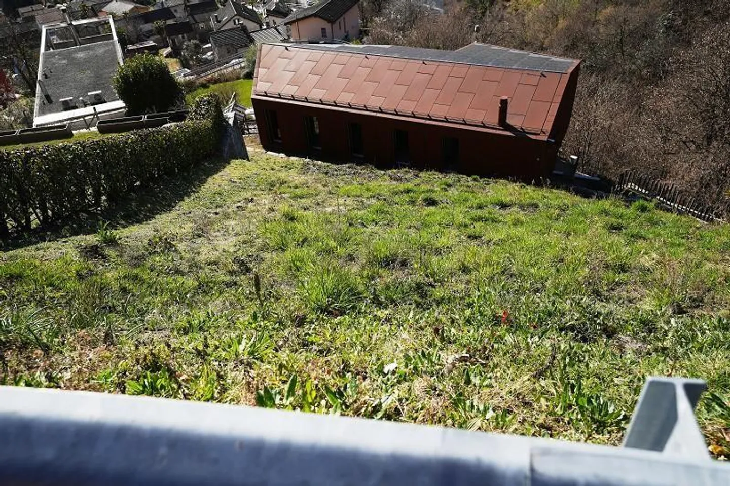 Terrain de construction de 423 m2, dont 323 m2 dans la zone de construction avec belle vue sur le lac... - Photo 2 sur 11