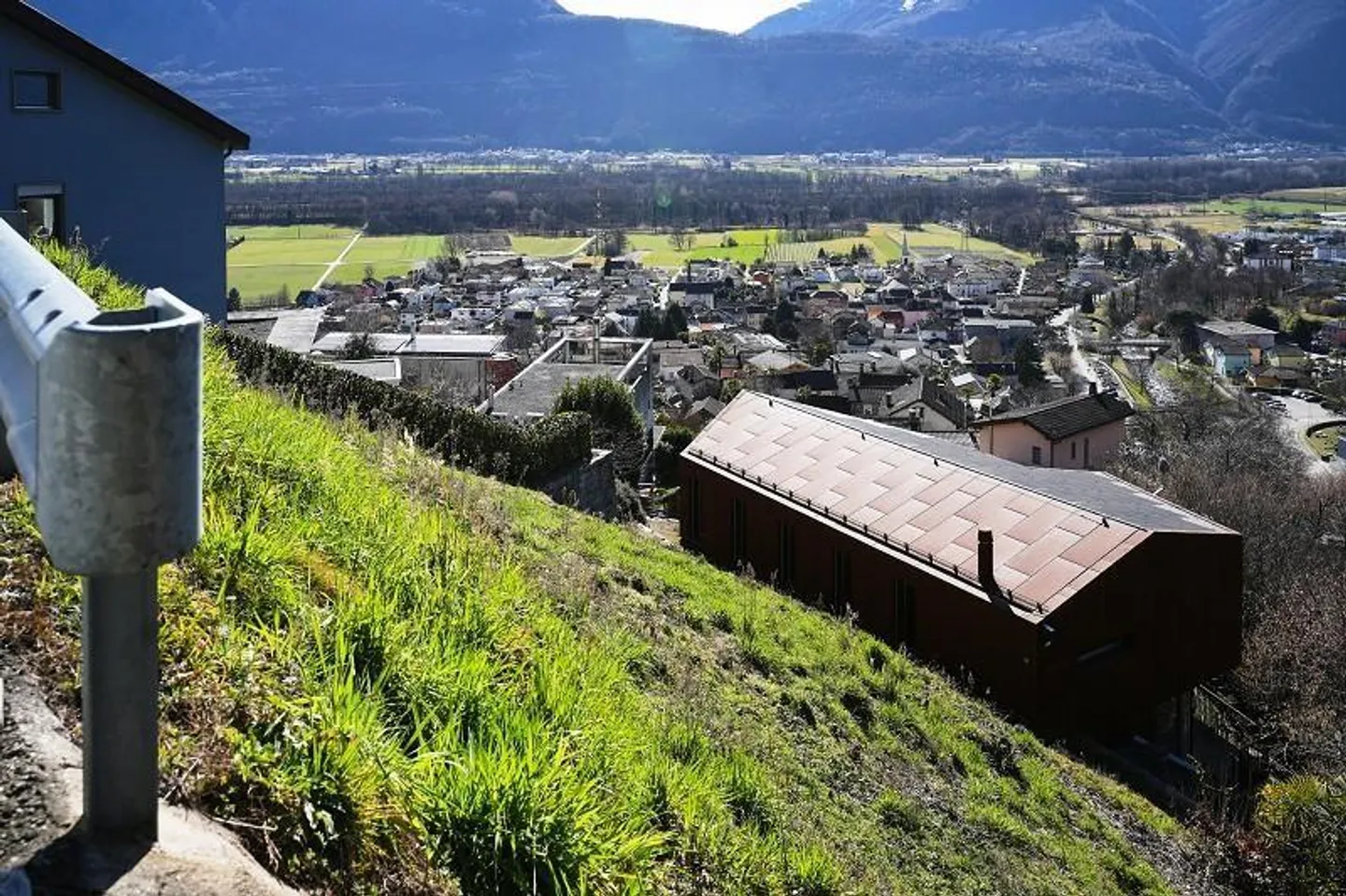 Terrain de construction de 423 m2, dont 323 m2 dans la zone de construction avec belle vue sur le lac... - Photo 1 sur 11