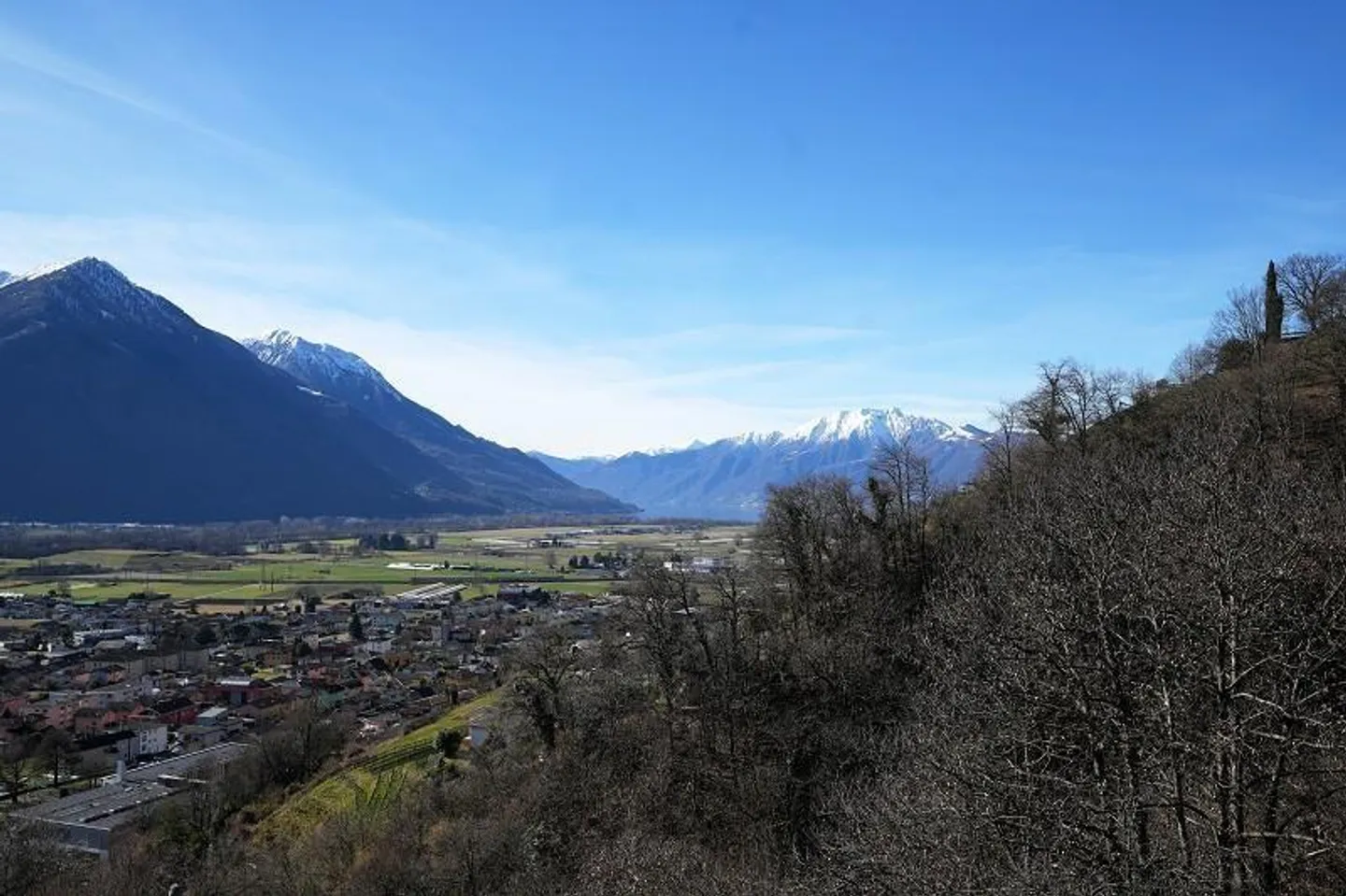 Terrain de construction de 423 m2, dont 323 m2 dans la zone de construction avec belle vue sur le lac... - Photo 4 sur 11