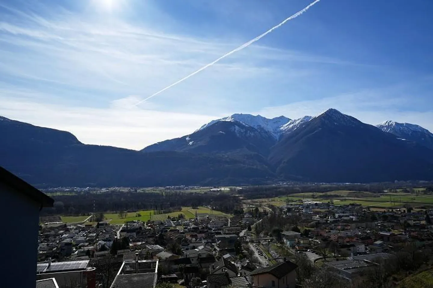 Terrain de construction de 423 m2, dont 323 m2 dans la zone de construction avec belle vue sur le lac... - Photo 5 sur 11