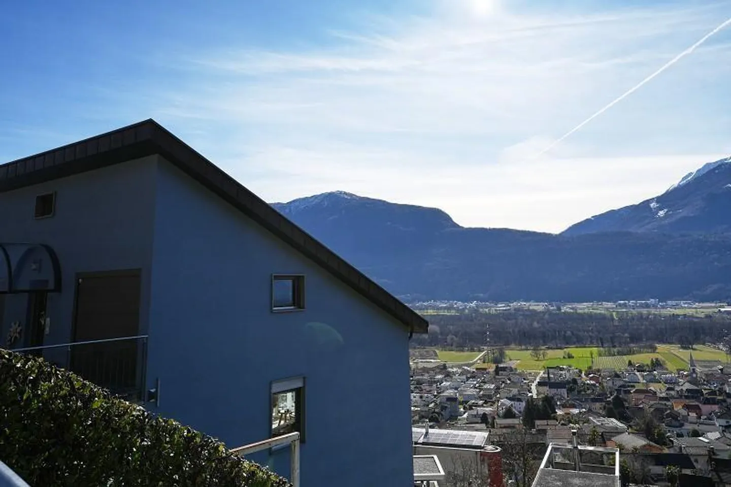 Terrain de construction de 423 m2, dont 323 m2 dans la zone de construction avec belle vue sur le lac... - Photo 6 sur 11