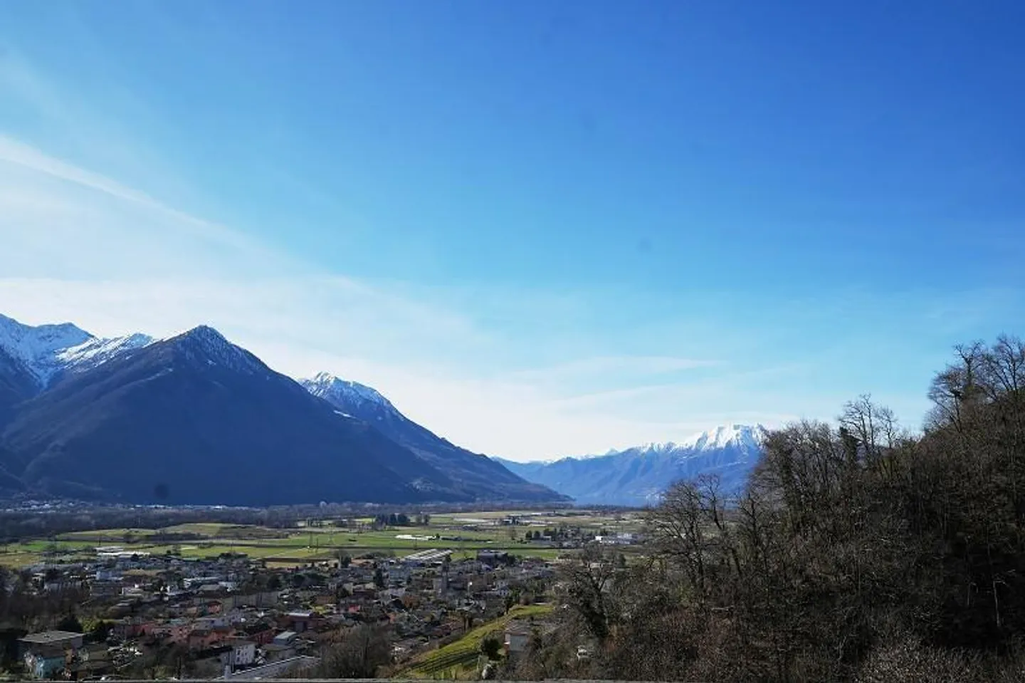 Terrain de construction de 423 m2, dont 323 m2 dans la zone de construction avec belle vue sur le lac... - Photo 7 sur 11