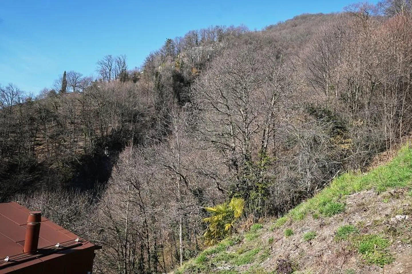 Terrain de construction de 423 m2, dont 323 m2 dans la zone de construction avec belle vue sur le lac... - Photo 8 sur 11