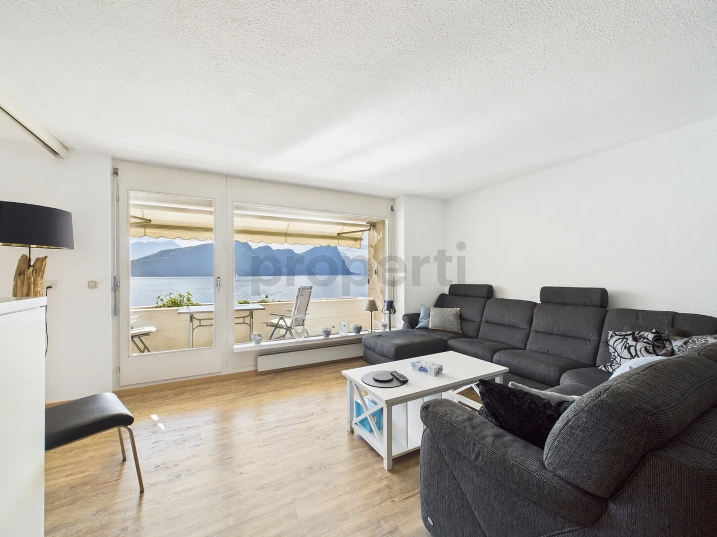 Attraktive 2.5-Zimmer-Wohnung mit Seesicht in Vitznau - Foto 1 von 10