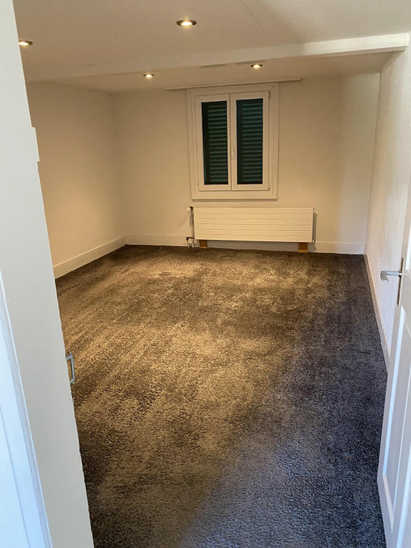 Residential building with commercial space - Photo 10 of 19