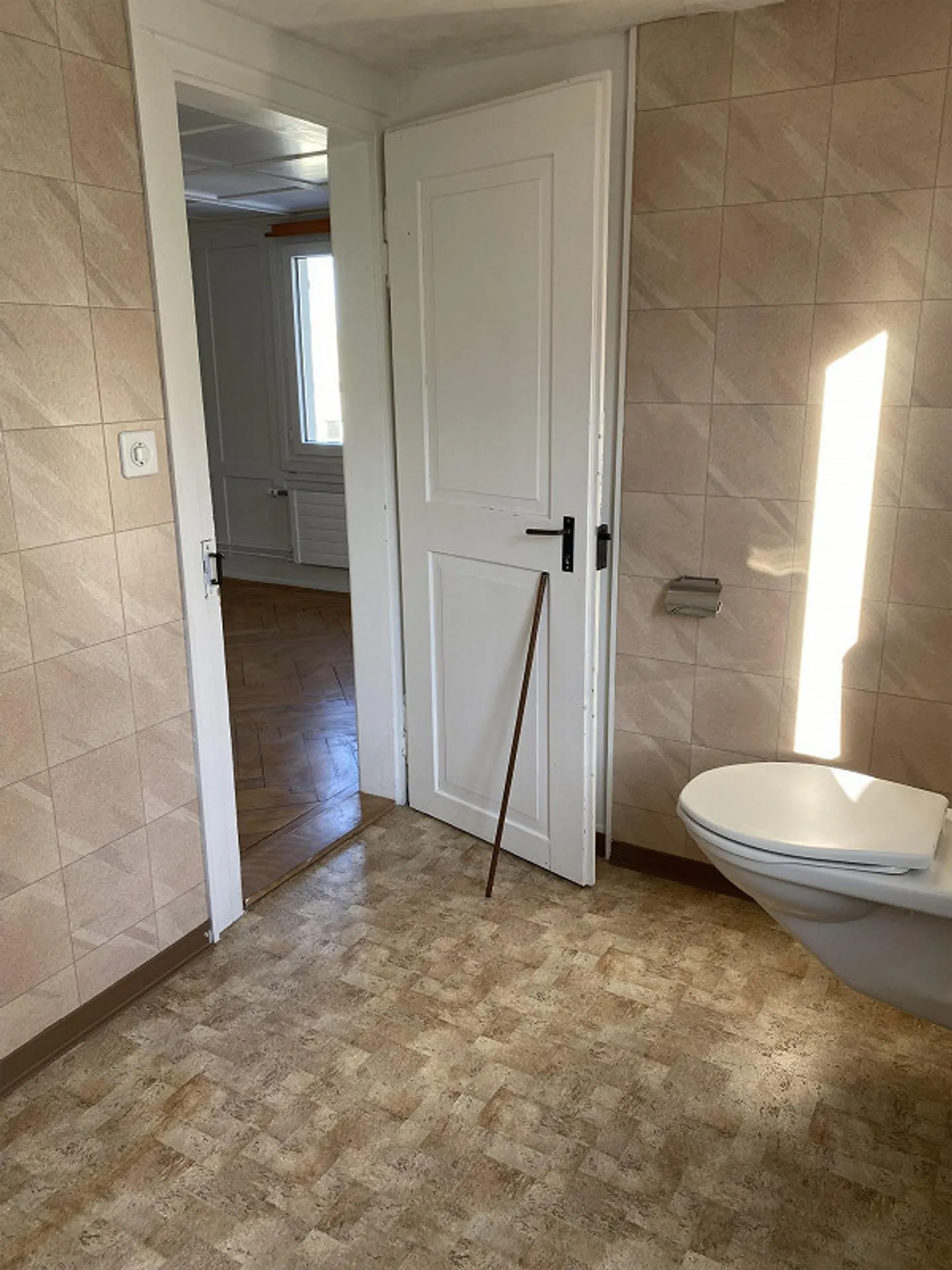 Residential building with commercial space - Photo 12 of 19